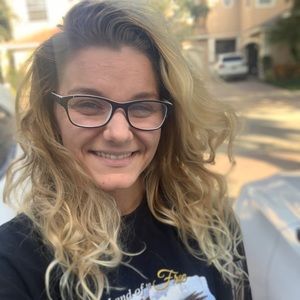 Meet your Posher, Caitlin